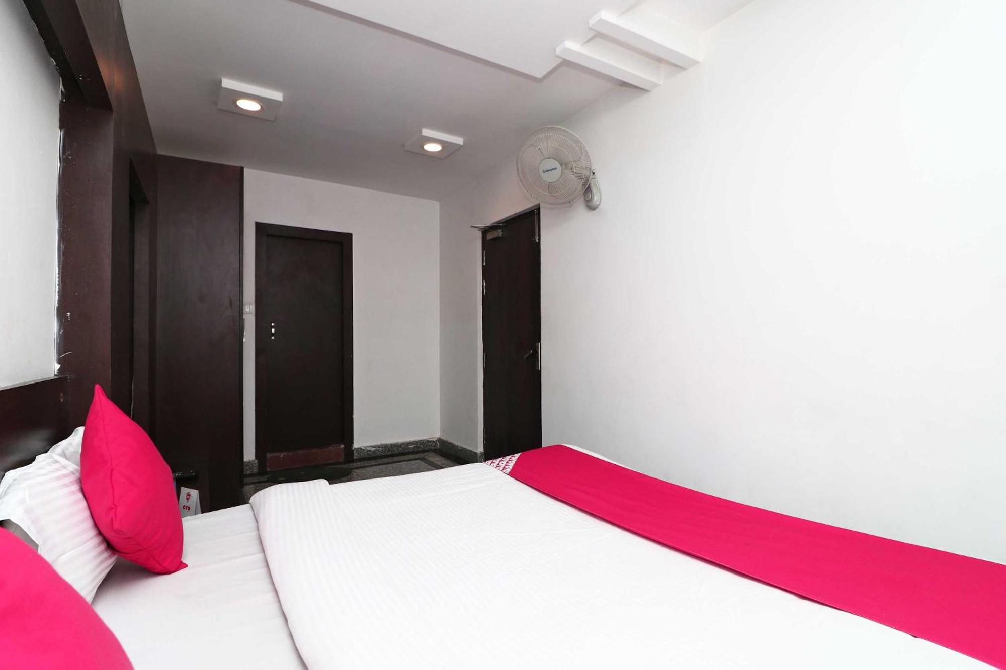 Oyo Flagship Hotel Krishna Chinhat Buitenkant foto
