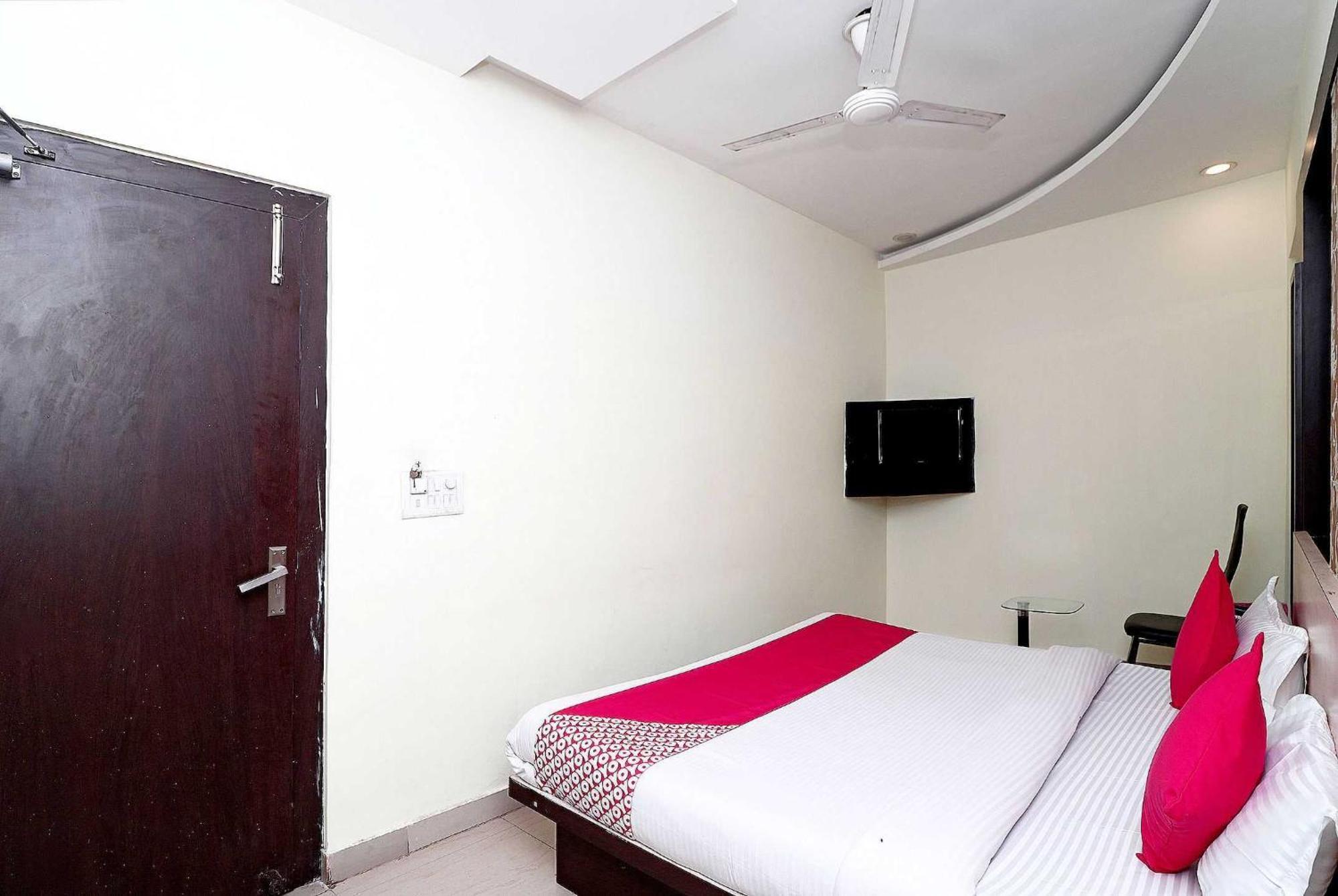 Oyo Flagship Hotel Krishna Chinhat Buitenkant foto