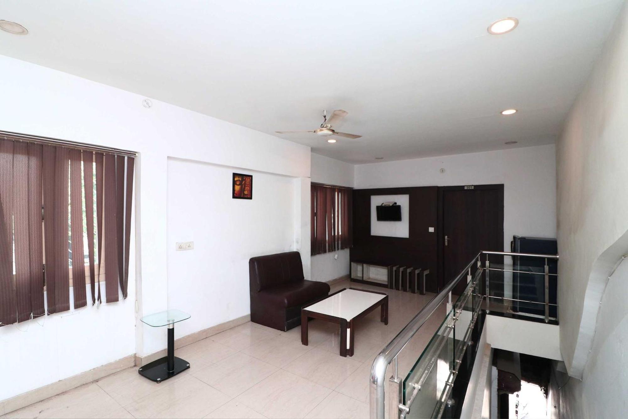 Oyo Flagship Hotel Krishna Chinhat Buitenkant foto