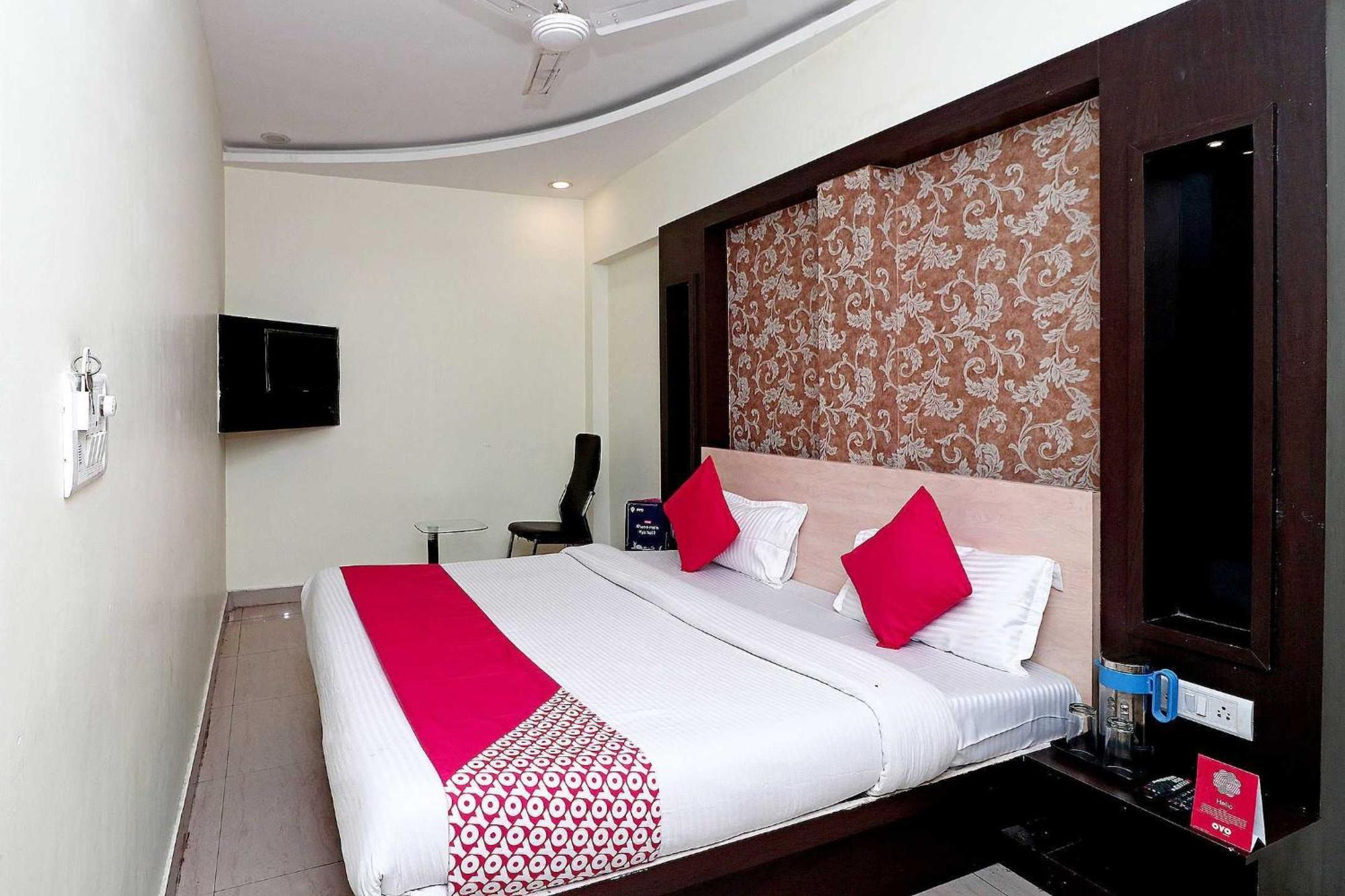 Oyo Flagship Hotel Krishna Chinhat Buitenkant foto