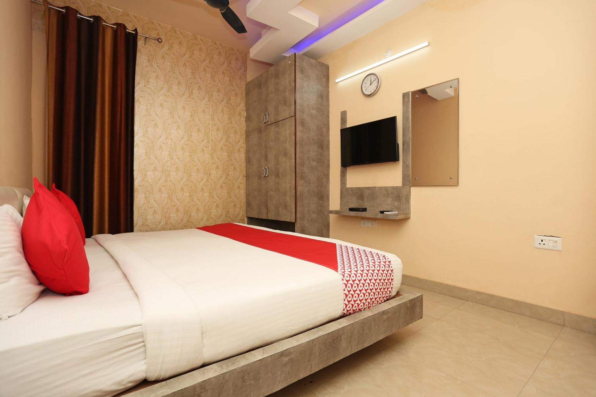 Oyo Flagship Hotel Krishna Chinhat Buitenkant foto