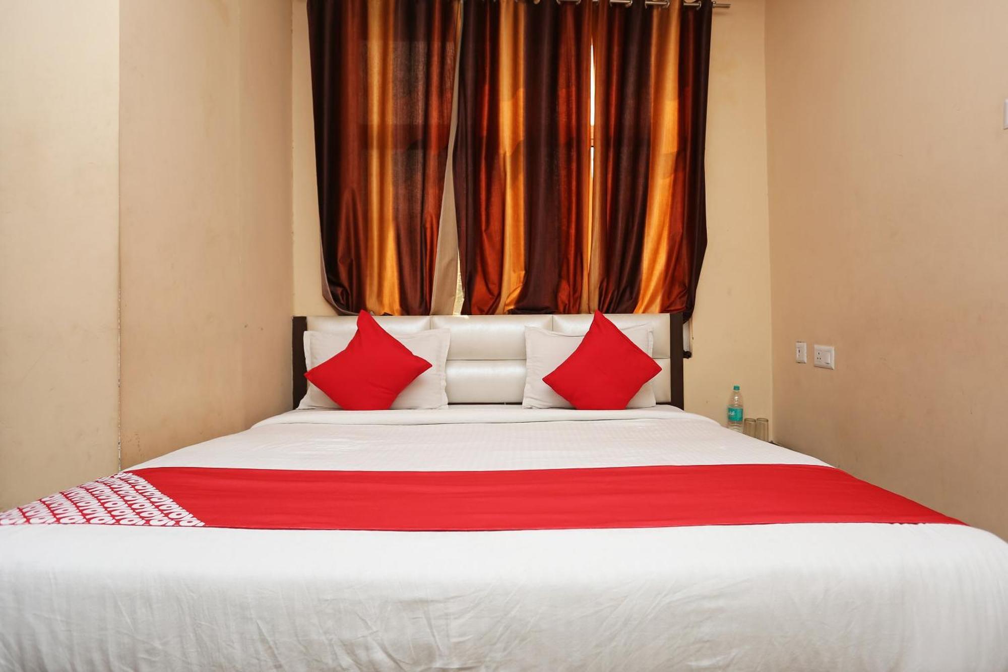 Oyo Flagship Hotel Krishna Chinhat Buitenkant foto